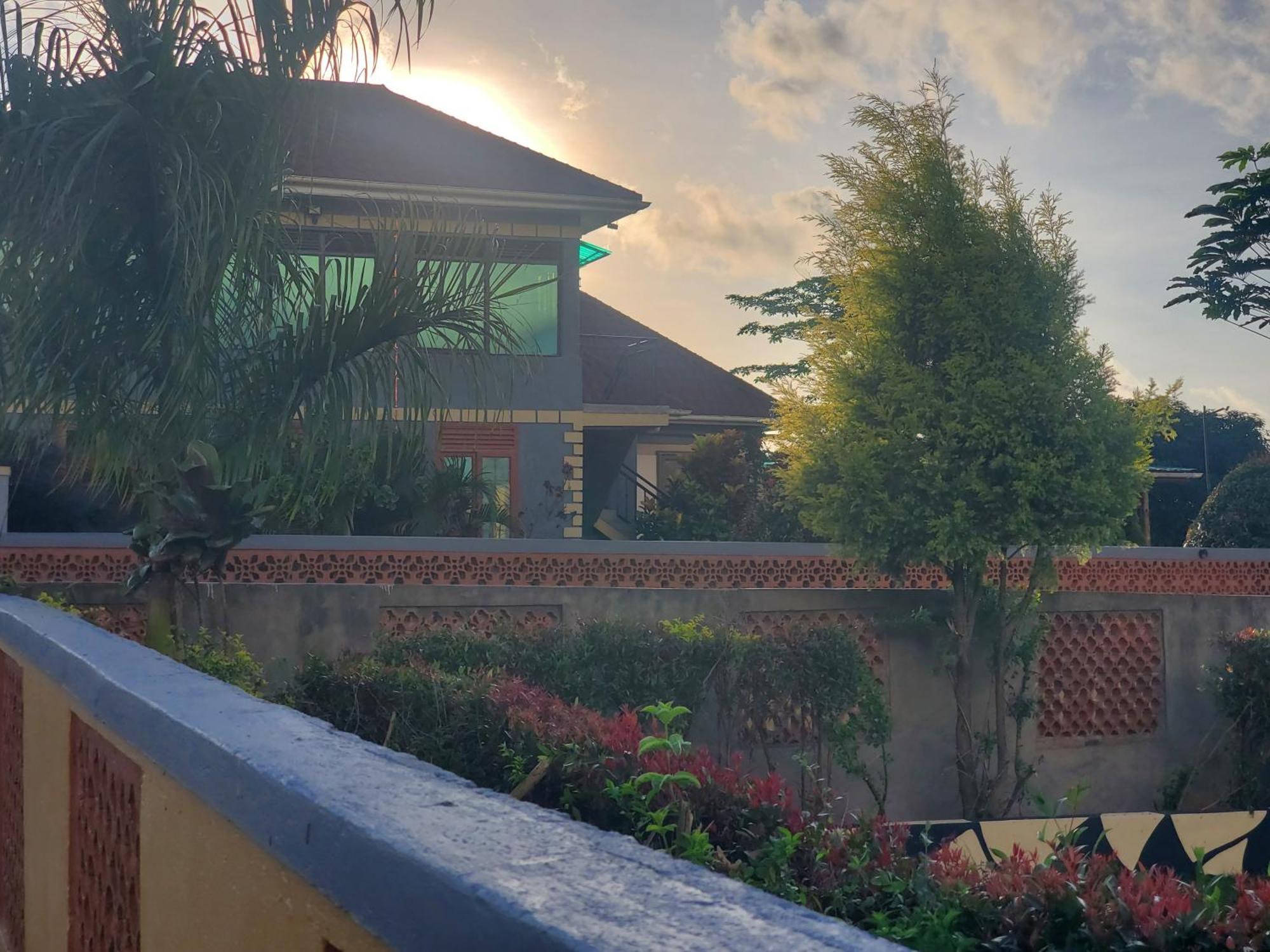 Gorilla African Guest House Entebbe Exterior photo