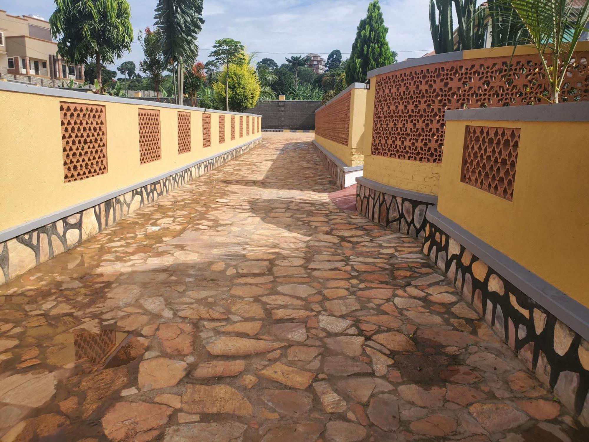 Gorilla African Guest House Entebbe Exterior photo