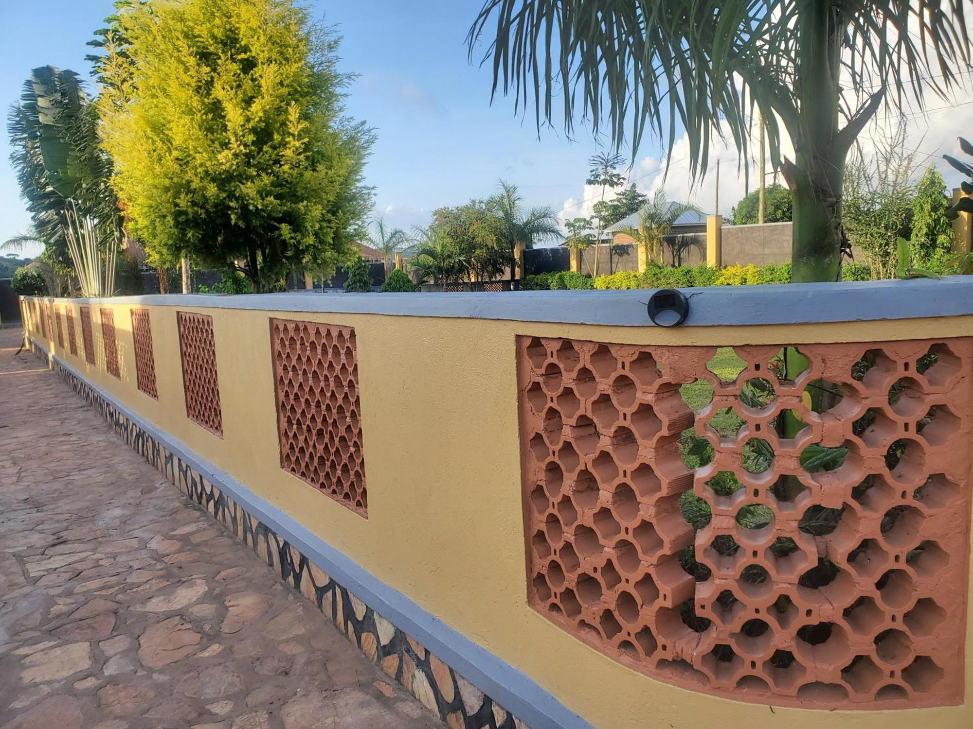Gorilla African Guest House Entebbe Exterior photo